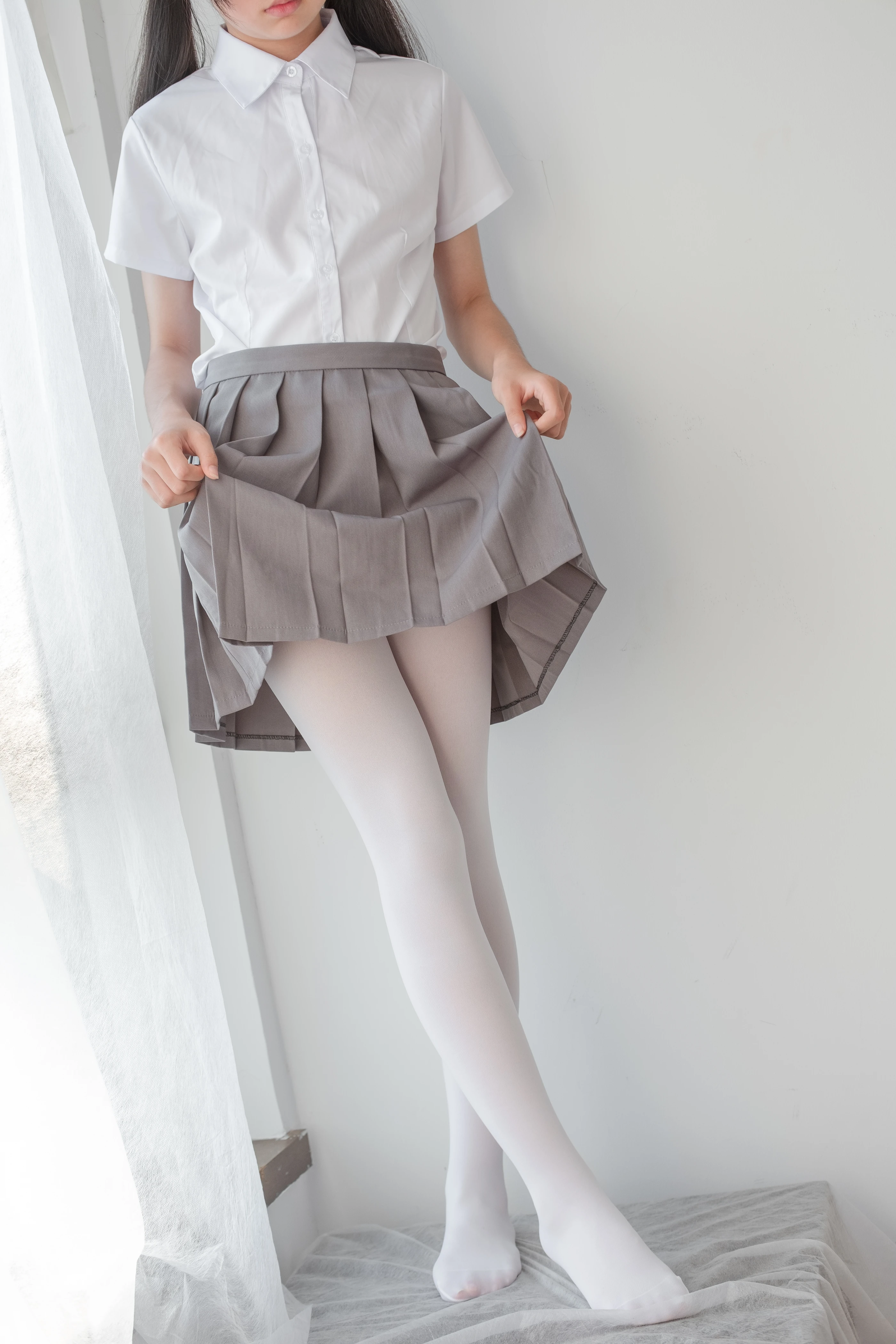 森萝财团 [BETA-029] 玩手机的白丝少女 [182P]插图2